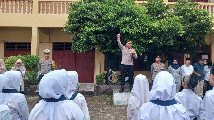 Polres Sibolga menggelar kegiatan Police Goes To School di Yayasan Perguruan Islamiyah Sibolga Jalan Ahmad Yani Kelurahan Pasar Belakang Kecamatan Sibolga Kota, Kota Sibolga.