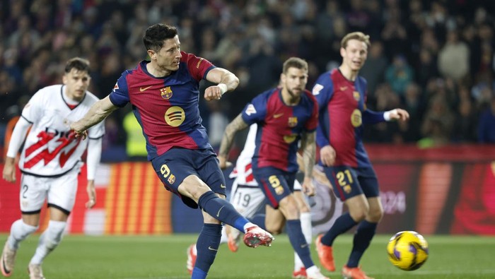 Robert Lewandowski menendang bola.