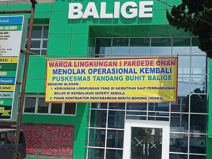 Spanduk yang ditempelkan warga di depan Puskesmas Tandang Buhit Kabupaten Toba, Sumut.