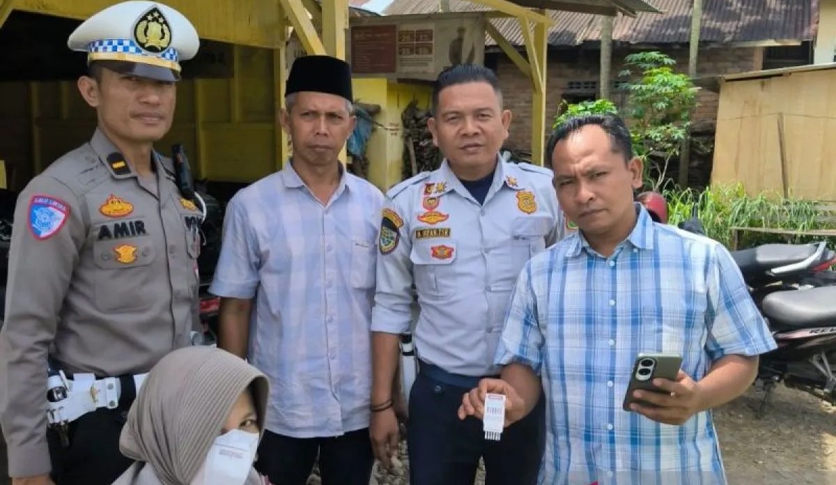 Kanit Patroli Polres Palas Ipda Amir Siregar bersama tim Dokkes dan petugas Dinas Perhubungan Palas.