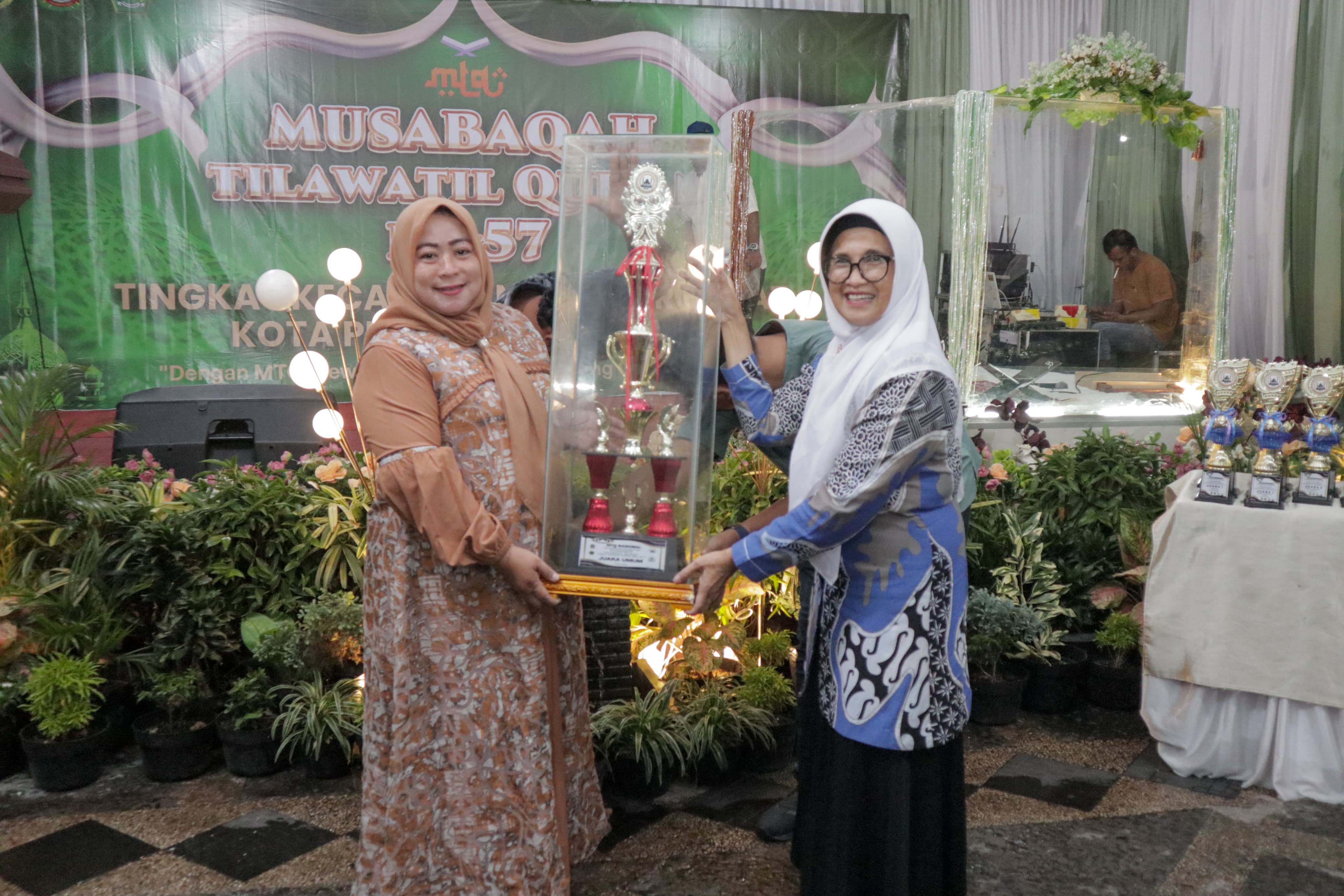 Wali Kota Siantar dr Susanti menutup MTQN ke-57 Tingkat Kecamatan Siantar Barat Tahun 2025, di halaman Masjid Raya, Jalan Masjid Kelurahan Timbang Galung, Selasa (18/02/2025) malam.