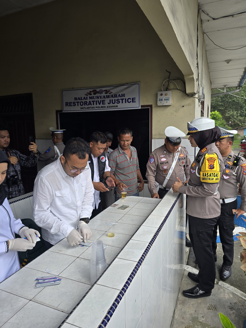 Pemeriksaan kesehatan dan tes urine gratis di Jalan Jendral Ahmad Yani Pos Lantas Katarina.