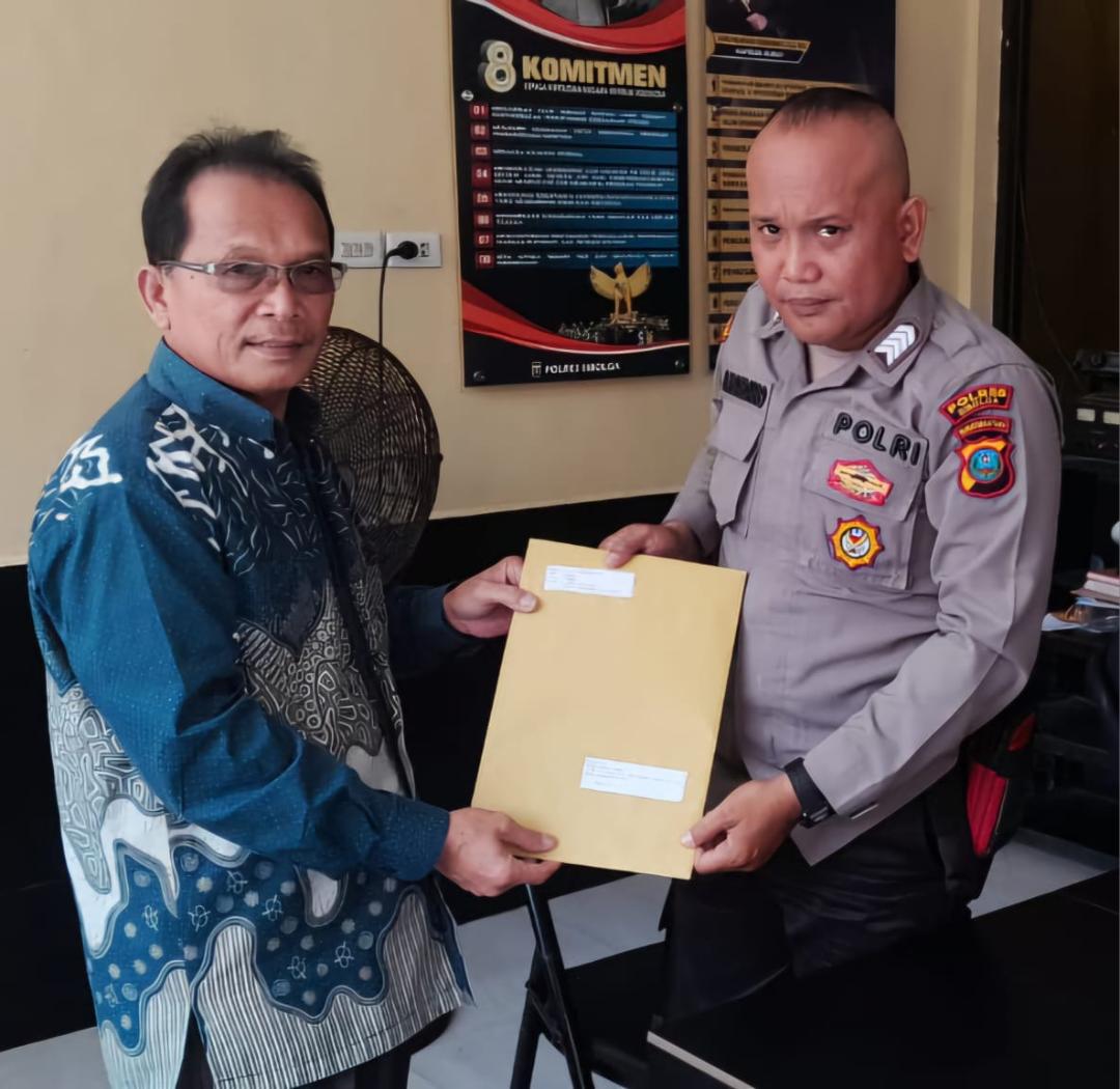 Ketua DPP LSM AHIB Parulian Sihotang saat menyerahkan laporan dugaan pungutan liar pengadaan baju seragam sekolah kepada petugas di Mapolres Sibolga.