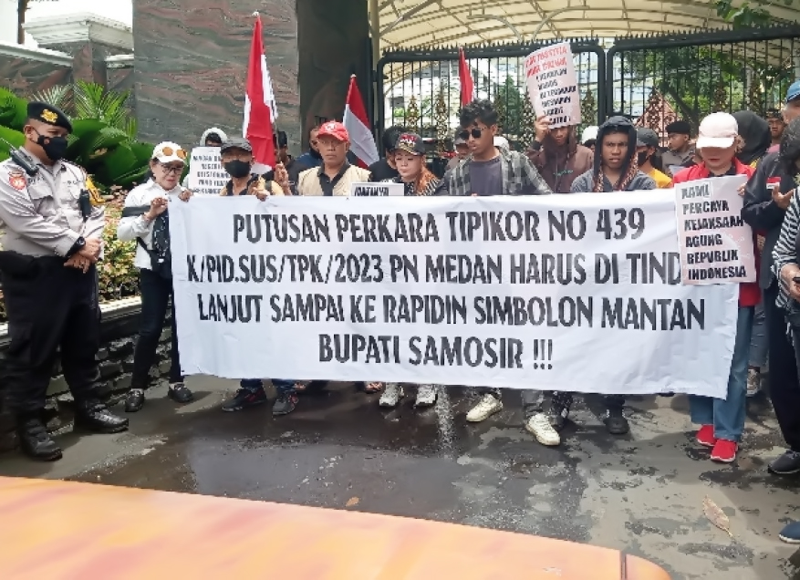 Massa yang tergabung dalam Relawan MARTABAT Prabowo-Gibran Sumatera Utara bersama Jaringan Masyarakat Anti Korupsi (JAMAK) menggelar aksi demo di depan Kantor Kejaksaan Agung.