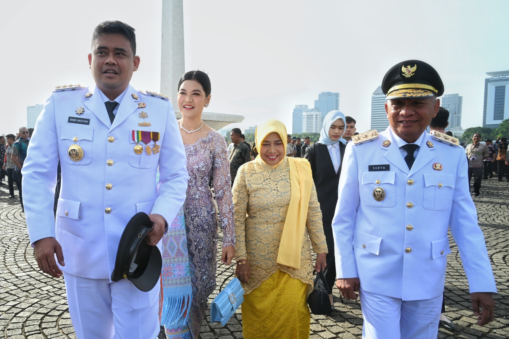 Gubernur Sumut, Bobby Nasution bersama isterinya Kahiyang Ayu dan Wakil Gubernur Sumut Surya bersama isterinya Titiek Sugiharti saat tiba di kawasan Monas untuk berjalan memasuki halaman Istana Negara