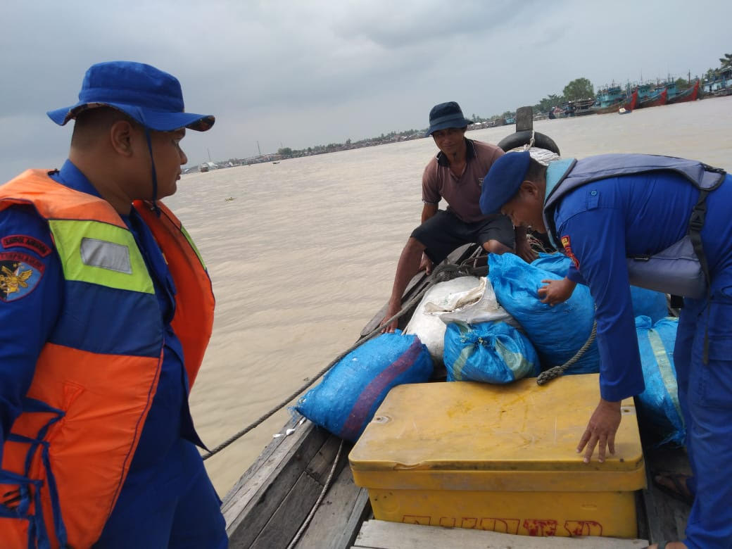 Satu unit kapal yang tidak memilik nama dan tanpa tanda selar sedang diperiksa Sat Polairud Polres Tanjungbalai.