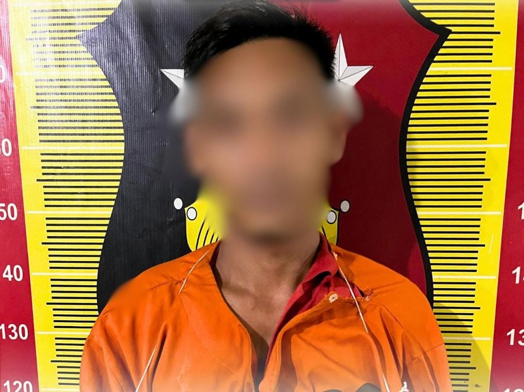 Tersangka JL (32) diduga melakukan pencurian di sebuah counter HP.