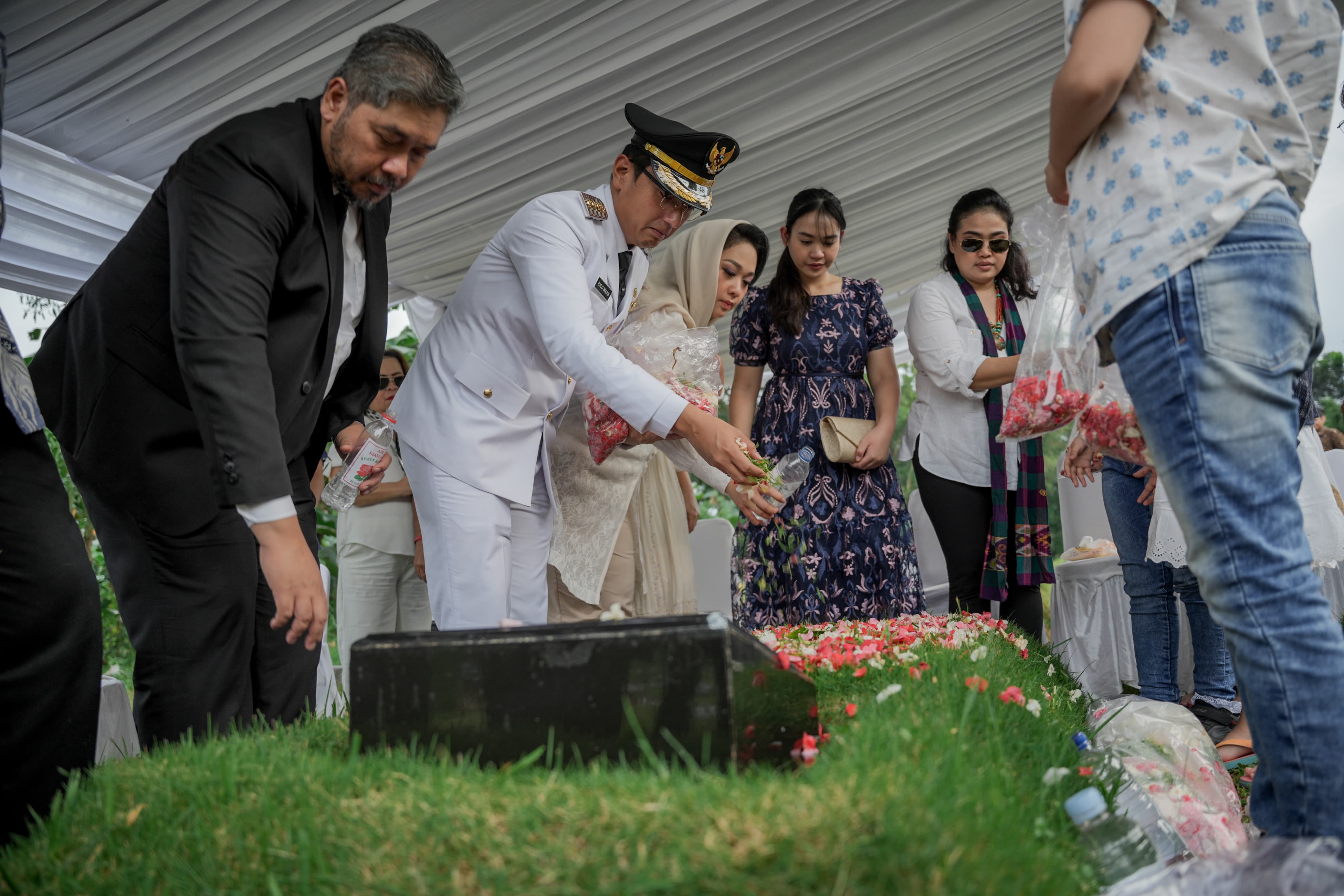 Rico Tri Putra Bayu Waas berziarah ke makam ayahnya, almarhum H. Jhonny Waas, di TPU Pondok Rangon, Cipayung, Jakarta Timur, Kamis (20/2/2025).