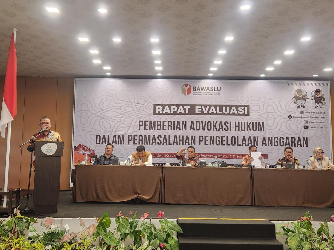 Ketua Bawaslu Sumut, M Aswin Diapari Lubis membuka secara langsung rapat evaluasi terkait permasalahan pengelolaan anggaran beberapa waktu lalu.