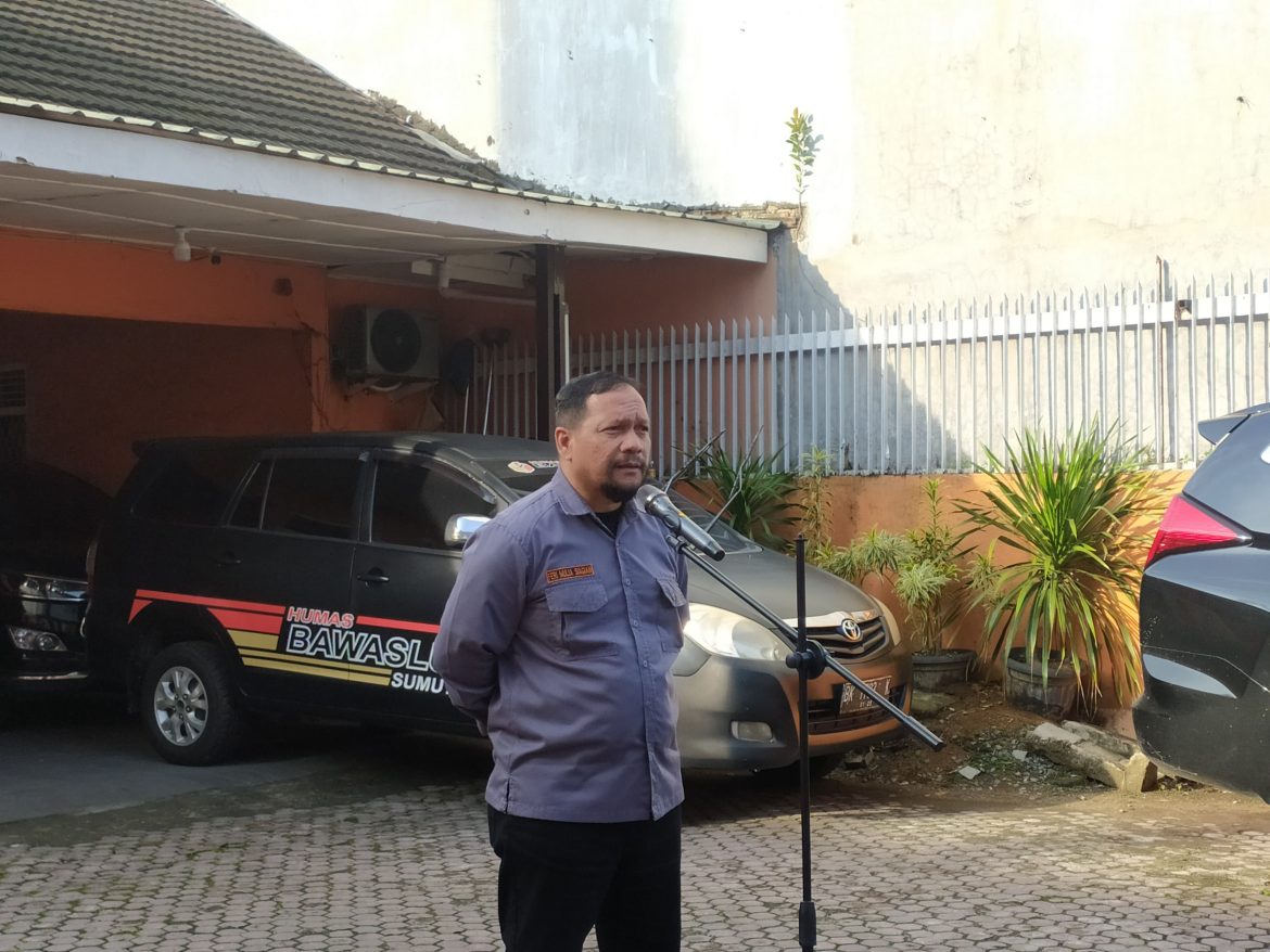 Kepala Sekretariat Bawaslu Provinsi Sumut, Feri Mulia Siagian memimpin apel pagi rutin pada Senin, 10 Februari 2025.