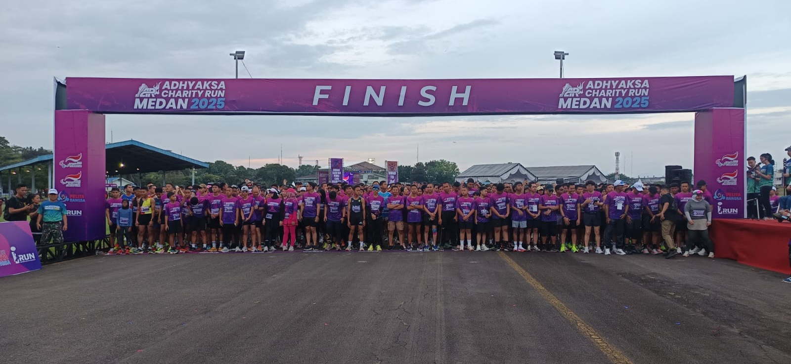 Ribuan peserta bersiap mengikuti Adhyaksa Charity Run 2025 bersama Jamintel Kejagung di Lanud Soewondo, Medan, Minggu pagi (23/2).