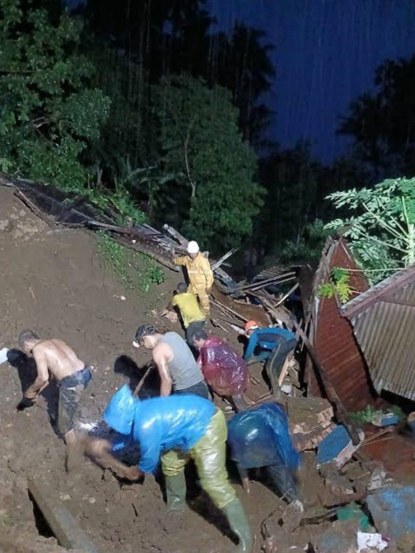 Tim gabungan mrncari pasangan suami istri yang tertimbun longsor di Desa Sisundung, Kecamatan Angkola Barat, Kabupaten Tapanuli Selatan (Tapsel).