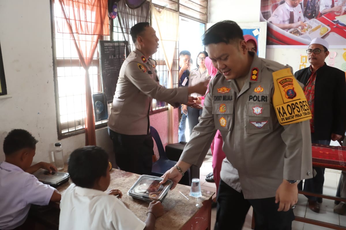 Pembagian Makan Gizi Gratis oleh Polres Simalungun.