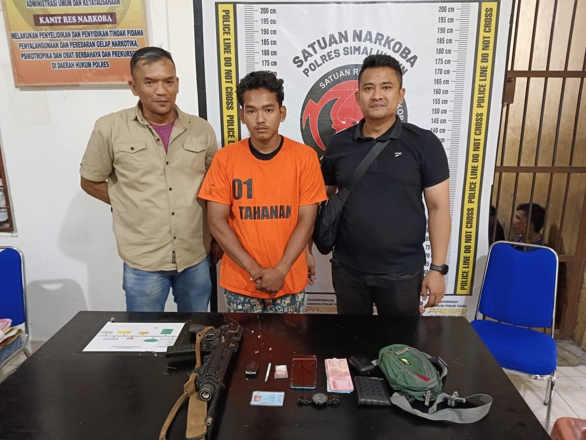 Pengedar sabu yang ditangkap di kebun kelapa sawit.