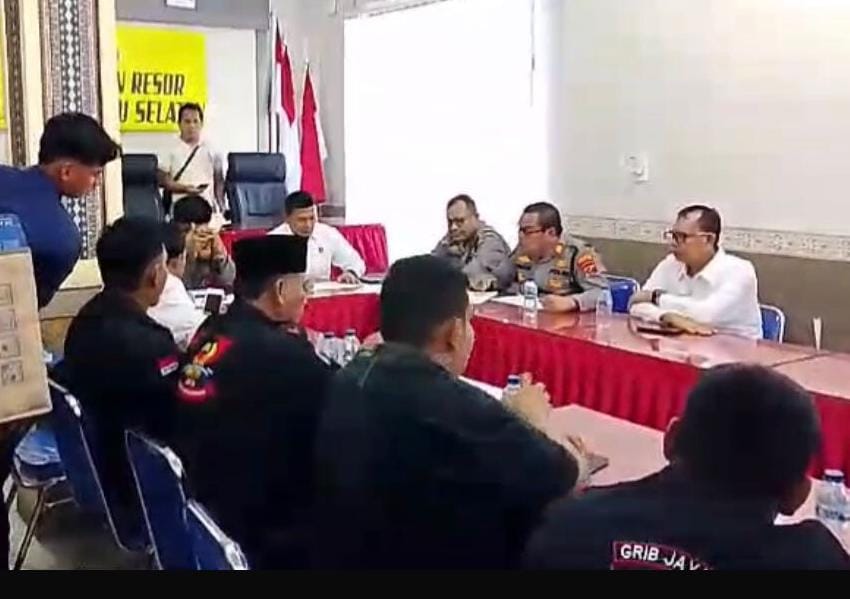 Anggota Grib Jaya Labusel saat di Polres Labusel.