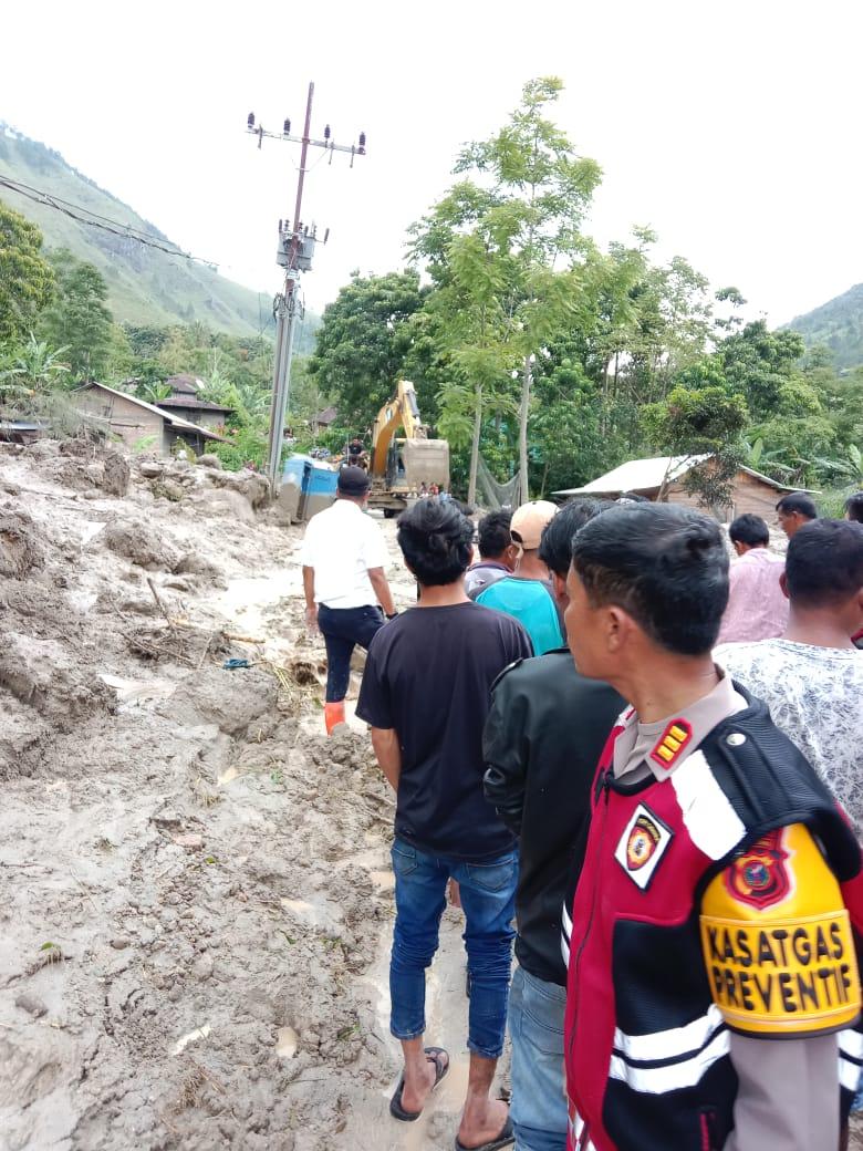 Pemerintah Kecamatan, TNI, Polri, Masyarakat bergotong royong membersihkan material longsor dibantu dengan alat excavator.