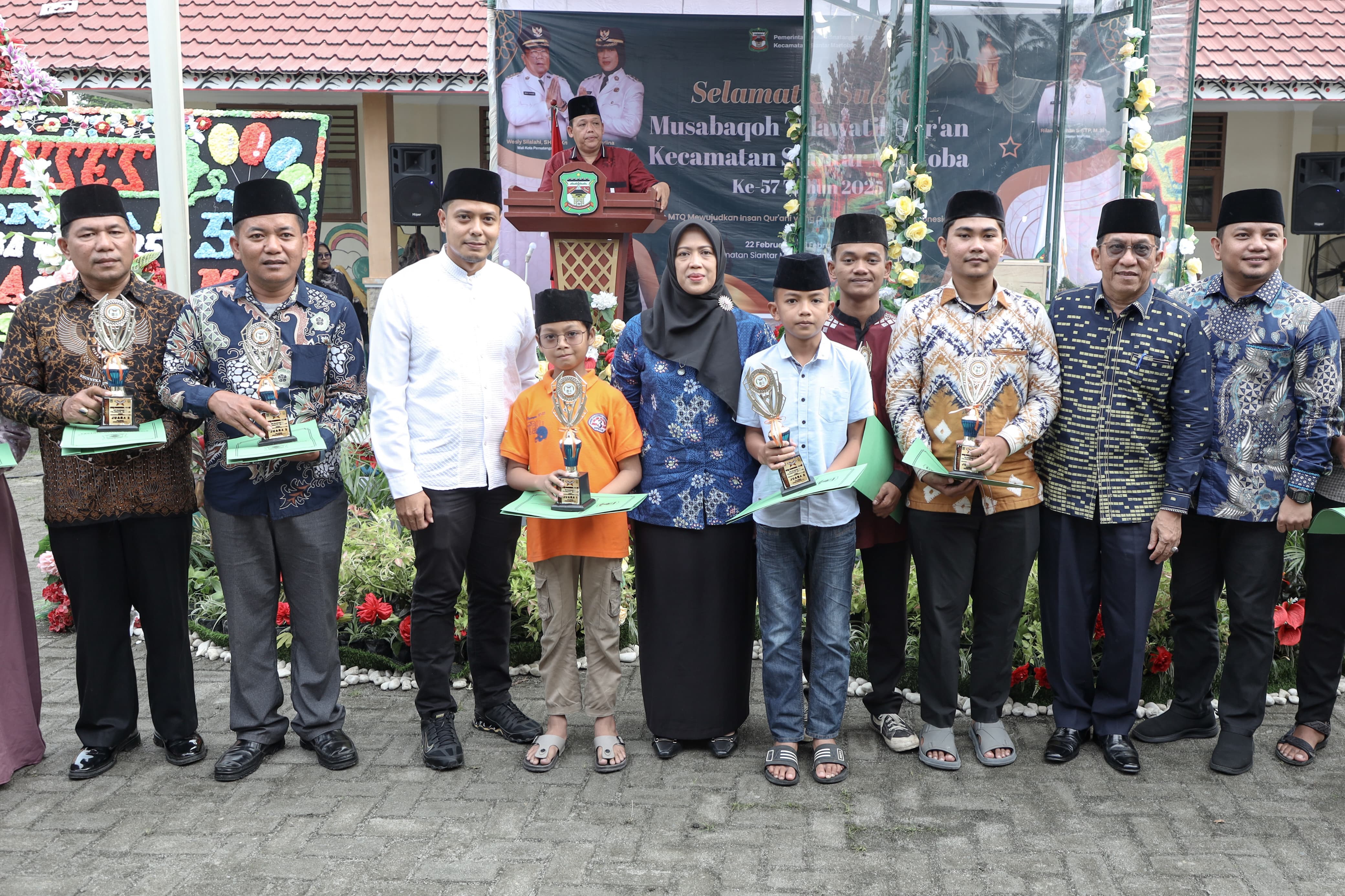 Wakil Wali Kota Siantar Herlina menutup secara resmi pelaksanaan MTQ ke-57 Tahun 2025 Tingkat Kecamatan Siantar Martoba, di halaman Kantor Lurah Naga Pitu, Minggu (23/02/2025).