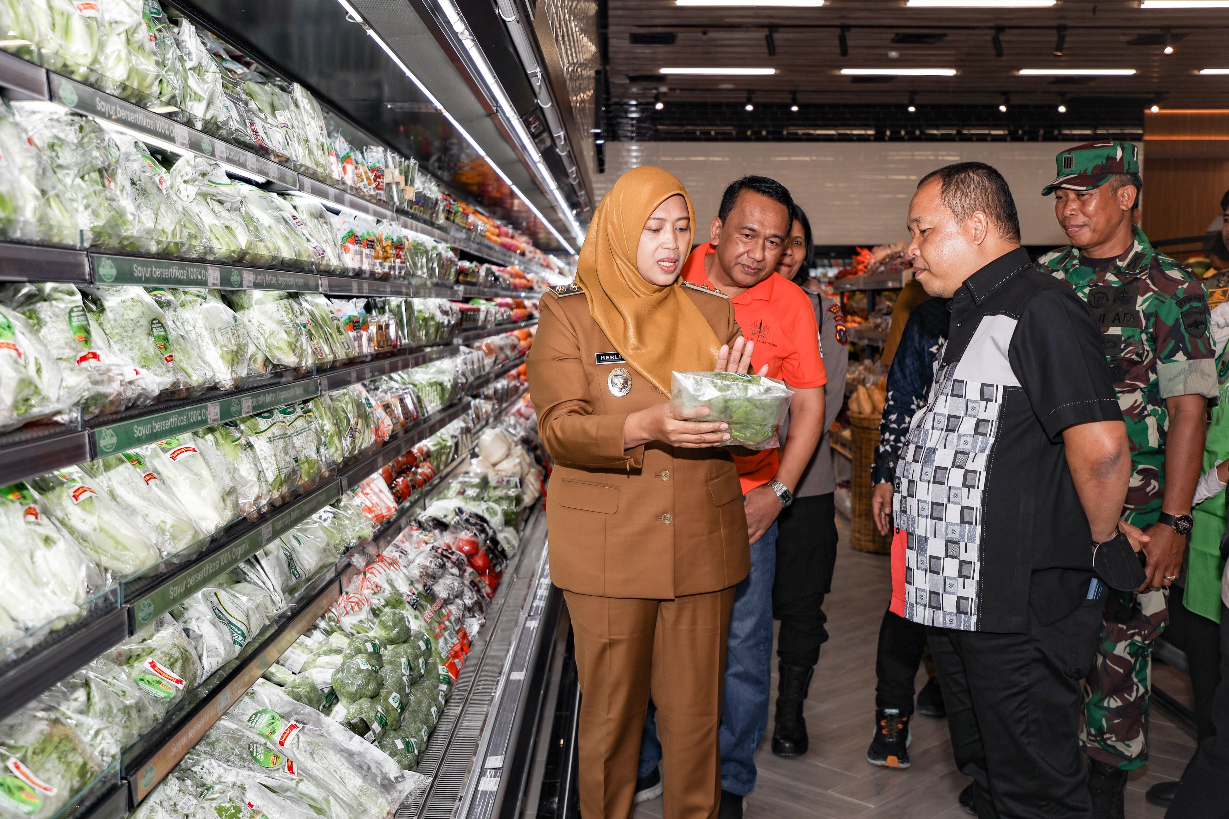 Wakil Wali Kota Pematangsiantar Herlina meresmikan Irian Supermarket dan Departement Store, Senin (24/02/2025) siang.