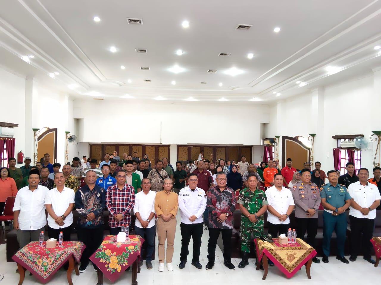 Ketua bawaslu Sumut, M. Aswin Diapari Lubis, Ketua Bawaslu Sibolga, Salmon Tambunan foto bersama dengan undangan, dan peserta lainnya.
