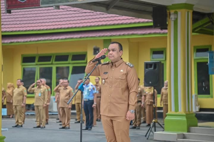 Wakil Wali Kota H.Harry Pahlevi Harahap pimpin apel gabungan di lingkungan Pemko Padangsidimpuan, Senin (24/2/2025).