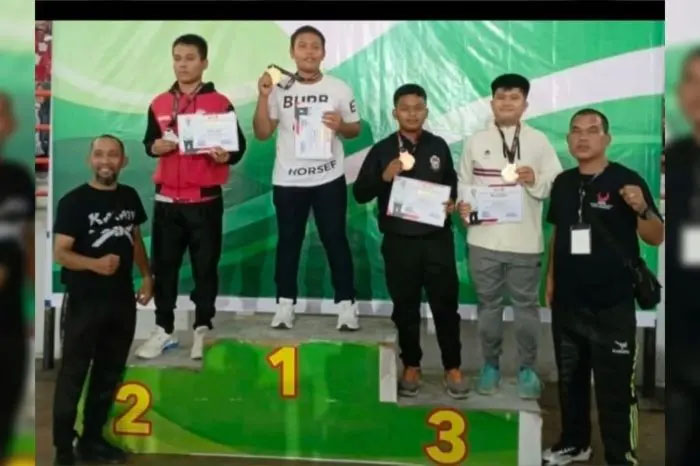Mario Fransischo Siahaan, atlet Forki Kota Sibolga peraih medali perunggu di Kelas Kadet Kumite Perorangan 70 kg Putra bersama atlet juara lainnya.