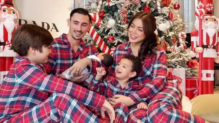 Jessica Iskandar bersama suami dan anak-anak.