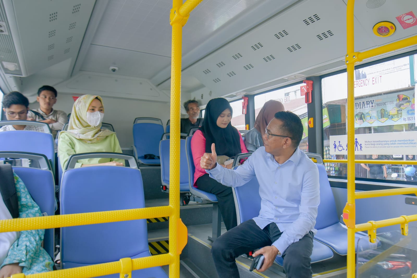 Wakil Wali Kota Medan Zakiyuddin Harahap menaiki bus listrik menuju Kantor Wali Kota Medan, Selasa (25/2/2025).