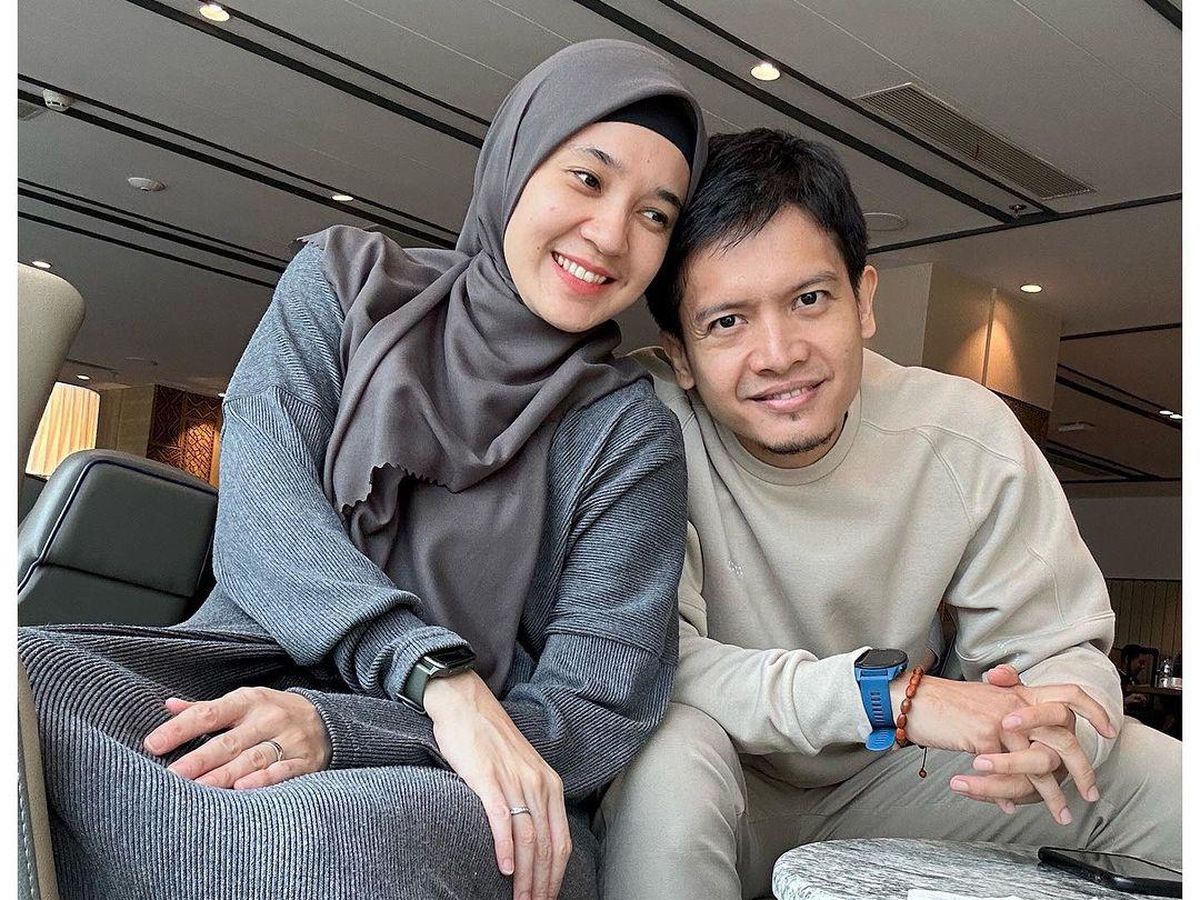 Dhini Aminarti bersama suami.