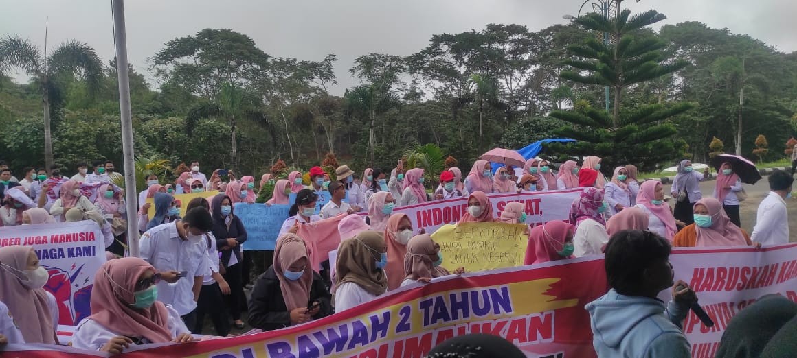 Unjuk rasa menolak di rumahkan para Tenaga Harian Lepas (THL) dan Tenaga Kerja Sukarela (TKS) Dinas Kesehatan Tapanuli Selatan.