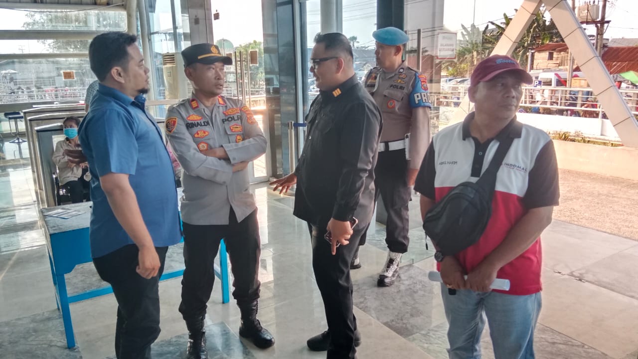 Kapolsek Teluk Nibung dan jajaran menerima 28 WNI yang dideportasi dari negara Malaysia.