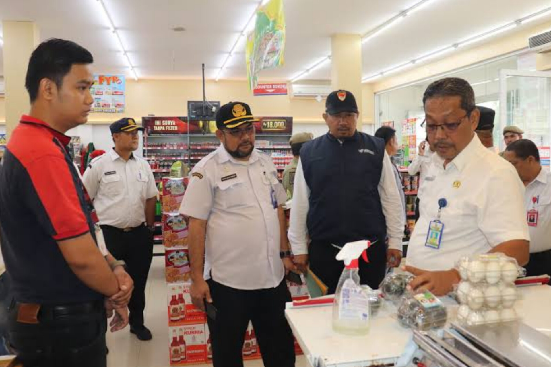 Kepala bagian (Kabag) Perekonomian Setdakab Paluta, Jhonson Muda Siregar memantau kondisi harga sembako.