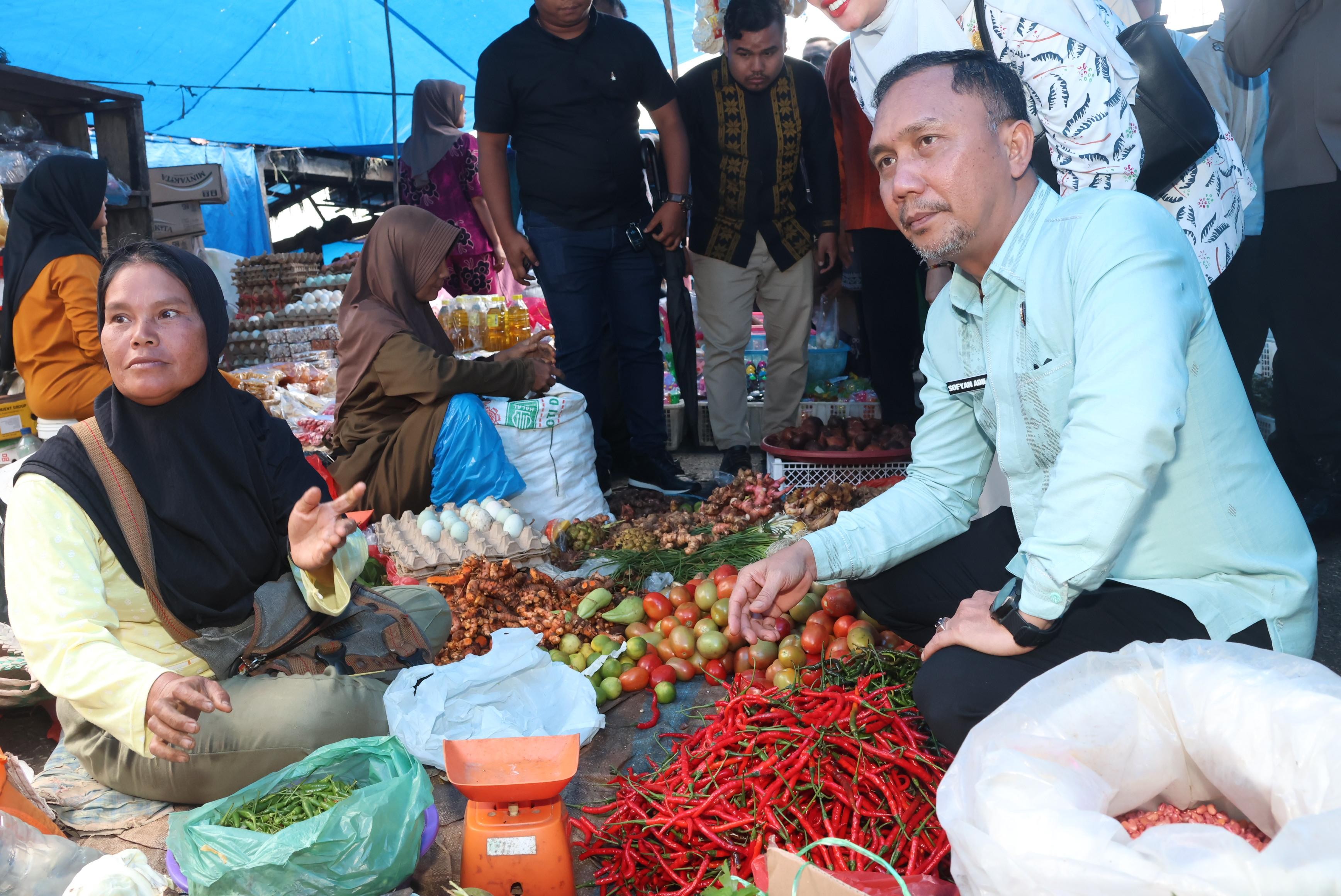 Jelang Ramadhan 1446 H, Sekda Tapsel Sofyan Adil, melakukan inspeksi mendadak (sidak) ke Pasar Sipirok.