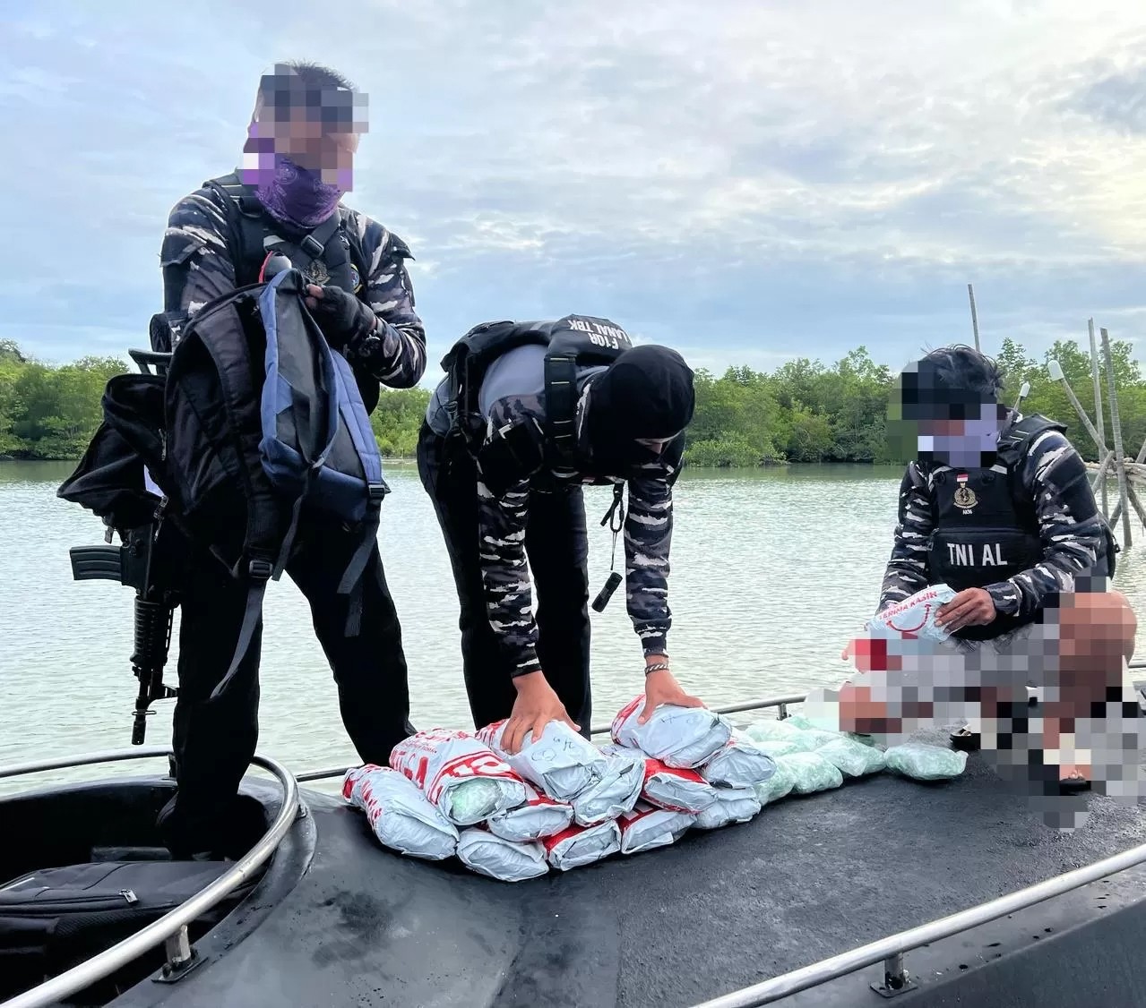Tim Fleet One Quick Response (F1QR) Pangkalan TNI AL (Lanal) Tanjung Balai Karimun berhasil menangkap tiga pelaku yang membawa 60 ribu butir ekstasi di Perairan Tanjung Batu.