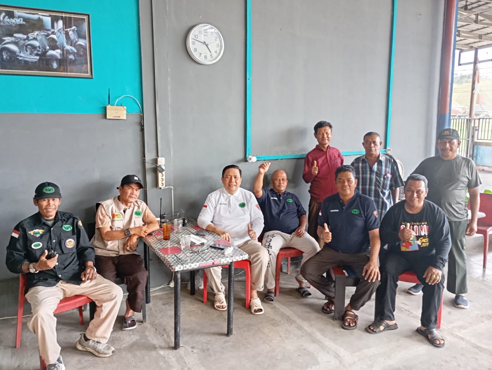 Ketua RAPI Wilayah Tabagsel Darwis Sitompul dan Ketua FORSIKAMI, Roni Iskandar Tanjung bersama anggota Komunitas mengucapkan selamat menunaikan Ibadah puasa bulan suci ramadan.