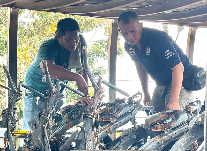 Petugas sedang melakukan penyelidikan penyebab kebakaran.