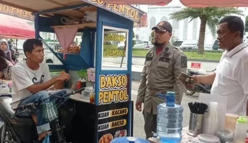 Kasat Pol PP Padangsidimpuan H.Zulkifli Lubis bersama personil saat melakukan himbauan dan penertiban di Kawasan PRF.