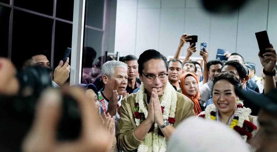 Wali Kota Medan Rico Waas didampingi istri, Airin Waas disambut hangat masyarakat Medan di Bandara Kualanamu usai menjalani retreat selama sepekan di Akmil Magelang, Sabtu malam (1/3/2025).