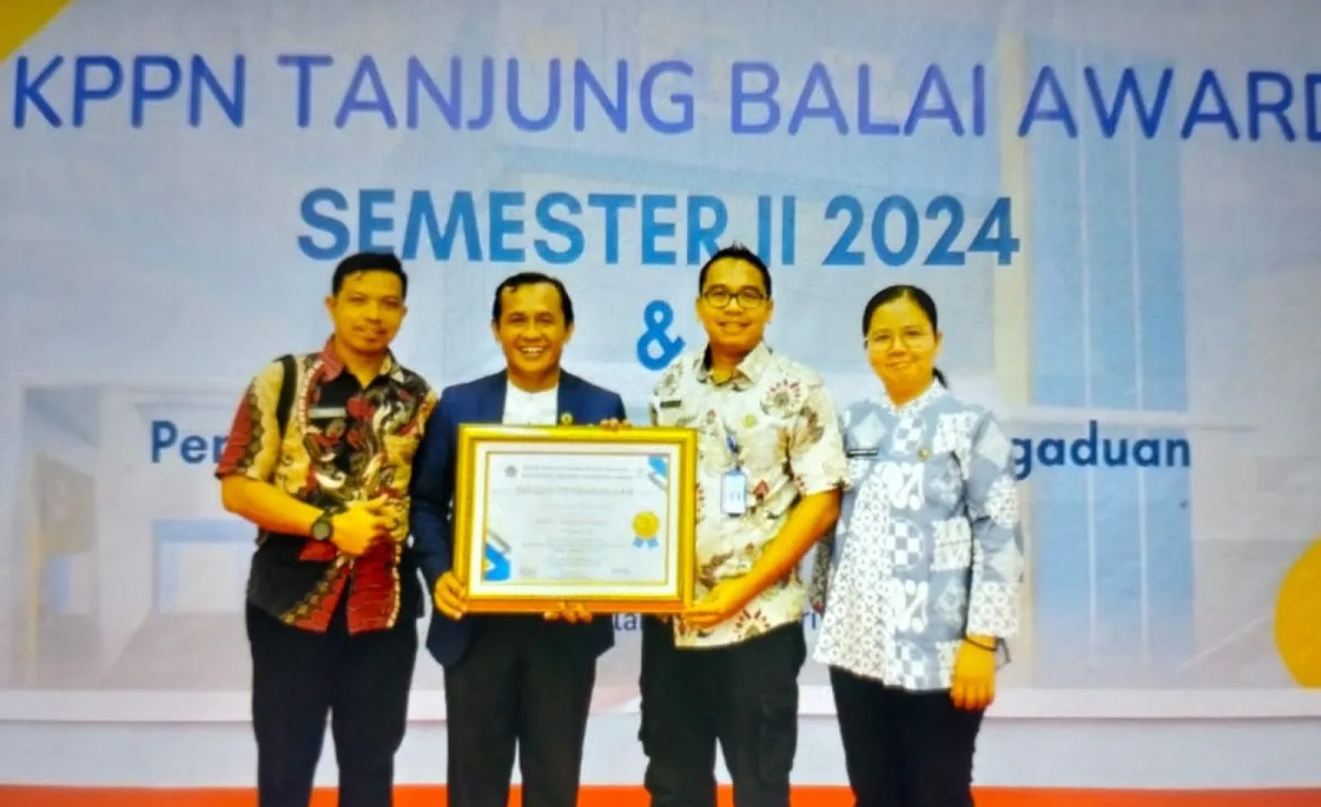 Penghargaan diserahkan Kepala KPPN Tanjung Balai, Sunario Panjaitan dan diterima langsung kepala BNN Kabupaten Asahan, Adrea Retha ZulhelfI.