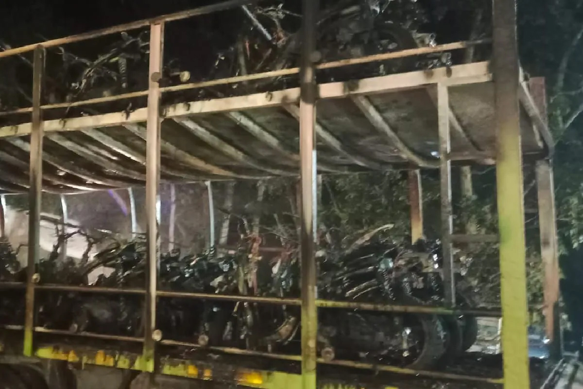 Truk berikut 64 sepedamotor yang terbakar di jalinsum Labusel.