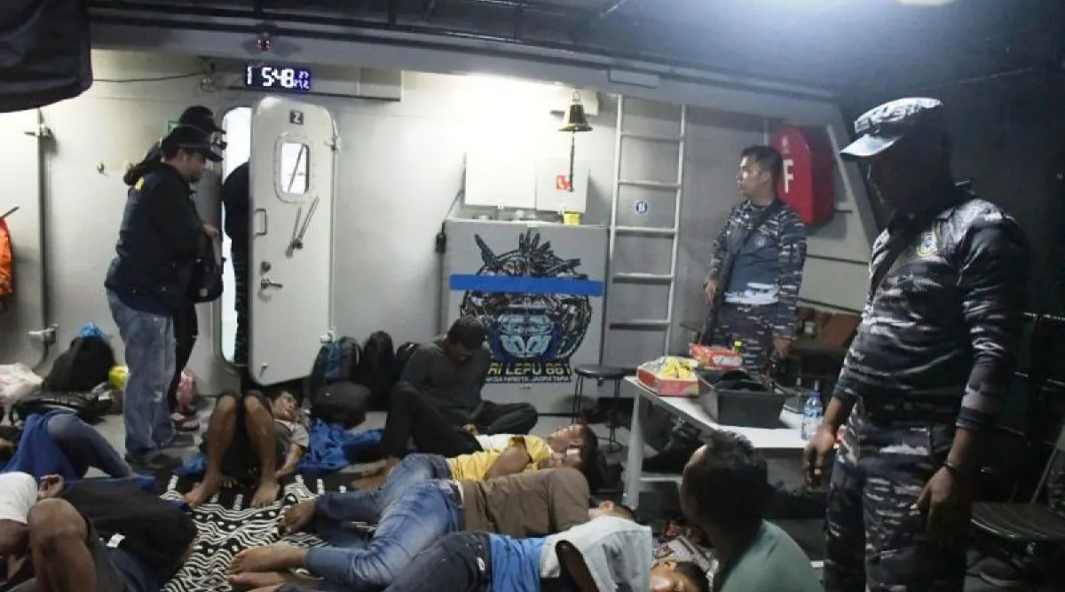 Para PMI Non prosedural (ilegal) tujuan Malaysia saat berada diatas KRI Lepu 861.