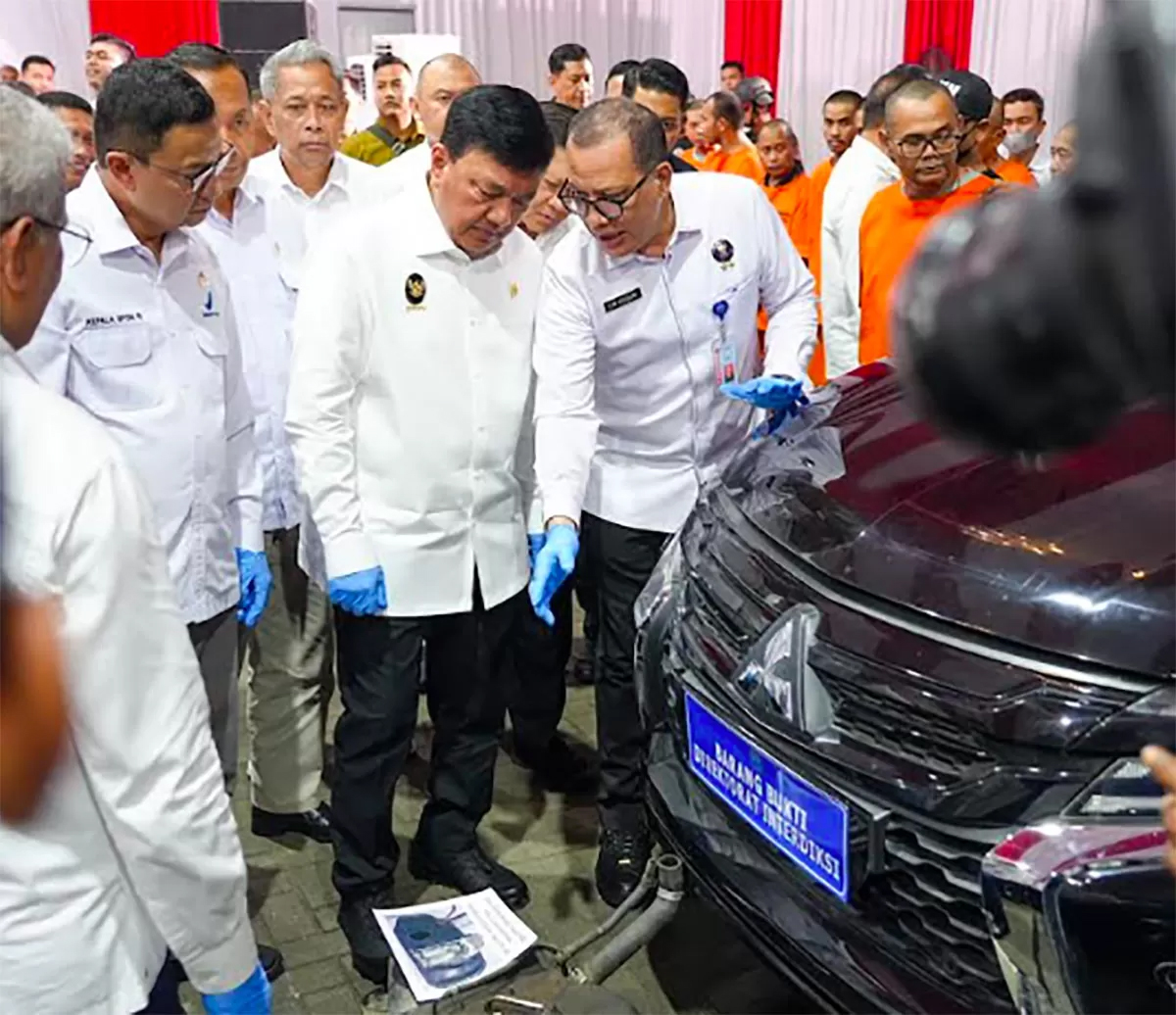 Menko Polkam Budi Gunawan memeriksa tangki BBM mobil yang sudah diubah untuk digunakan sebagai tempat menyembunyikan narkoba.