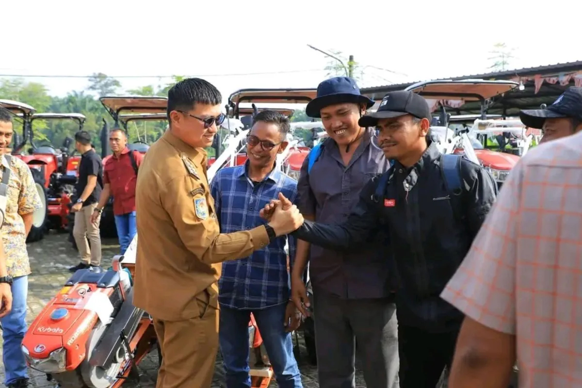 Penyerahan alsintan kepada kelompok tani di Labura oleh Bupati Labura.
