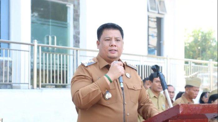 Bupati Samosir Vandiko Gultom pimpin apel perdana di halaman Kantor Bupati Samosir.