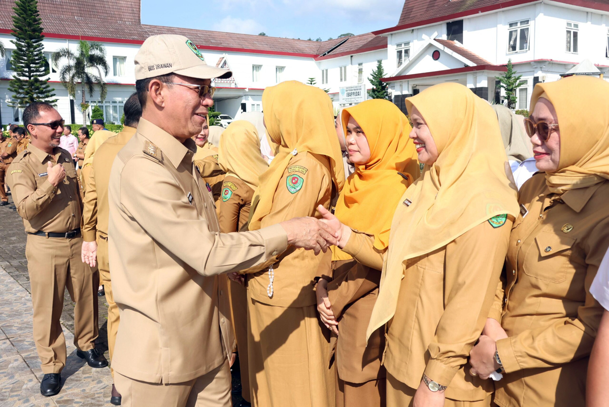 Bupati Tapanuli Selatan (Tapsel) Gus Irawan Pasaribu dan Wakil Bupati Jafar Syahbuddin Ritonga usai apel gabungan perdana di Lapangan Parade, Kompleks Perkantoran Bupati Tapsel, Senin (3/3).
