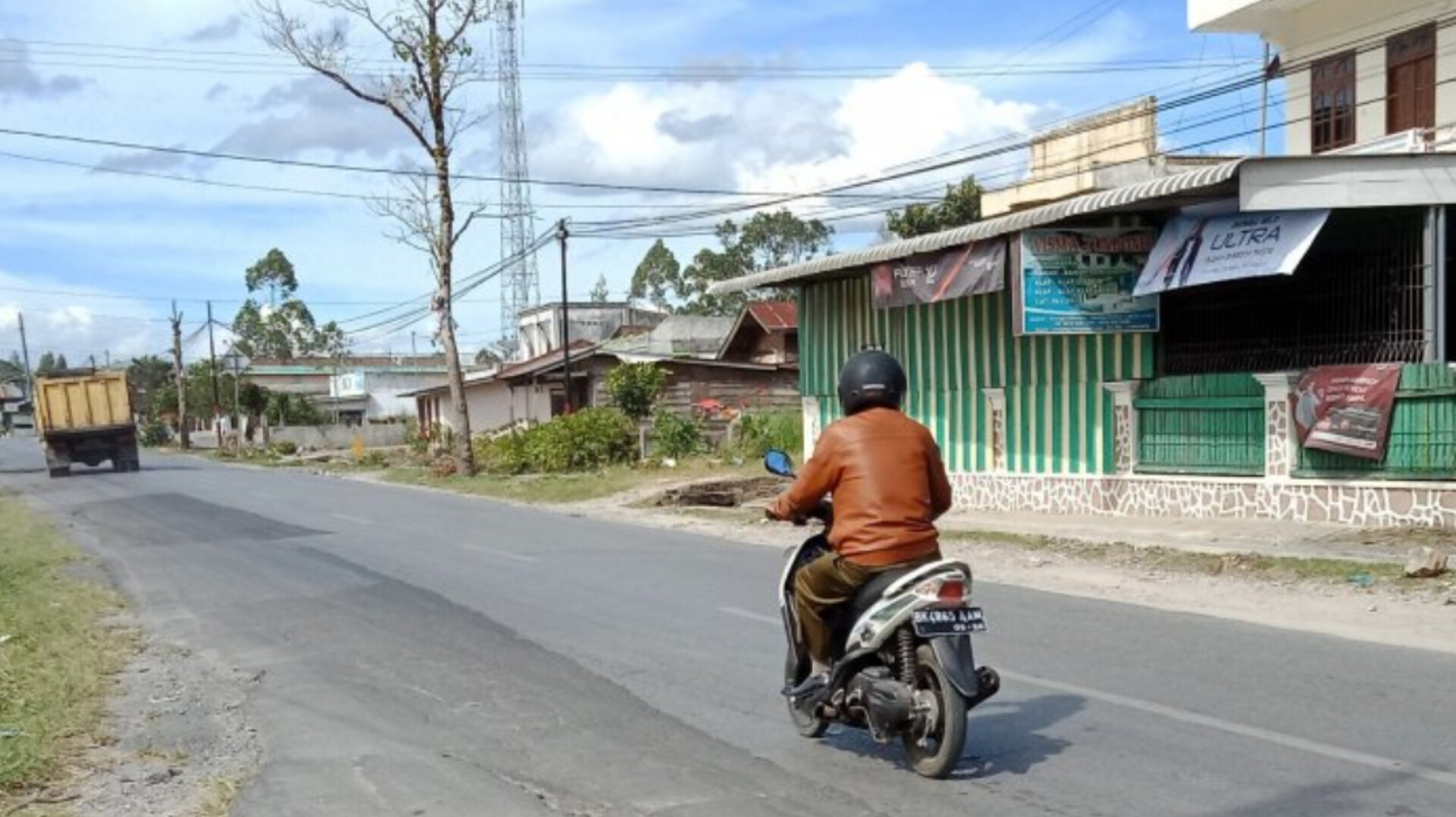 Kondisi Jalan Lintas Sumatera (Jalinsum) di ruas Laguboti-Tambunan yang bergelombang.
