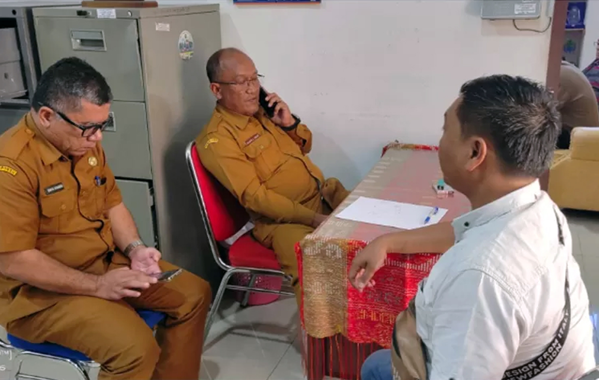 Kadis Lingkungan Hidup Toba, Raja Ipan Sinurat didampingi Sekdis Jerry Manurung ketika memberi keterangan kepada awak media di ruang kerjanya.