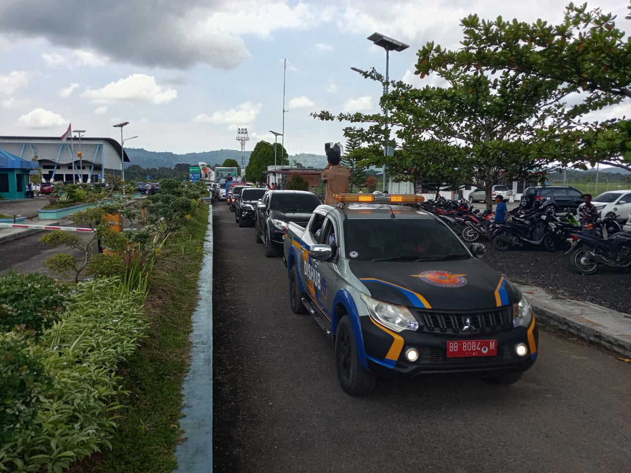 Bupati Tapanuli Tengah (Tapteng) Masinton Pasaribu dan Wakil Bupati Mahmud Efendi Lubis disambut dengan Tari Tepak Persembahan, di Bandara FL Tobing Pinangsori pada Senin (3/3/2025).