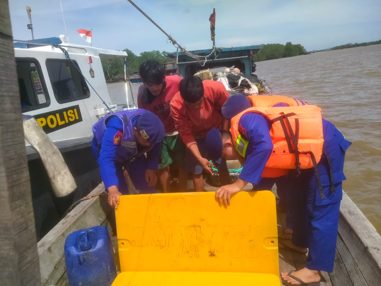 Pemeriksaan kapal tanpa nama mencegah barang terlarang masuk ke Kota Tanjungbalai.
