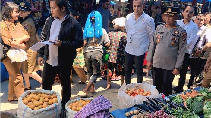 Pihak Polres Humbahas pantau harga bahan pangan di Pasar Tradisional Lintong Nihuta, Doloksanggul.