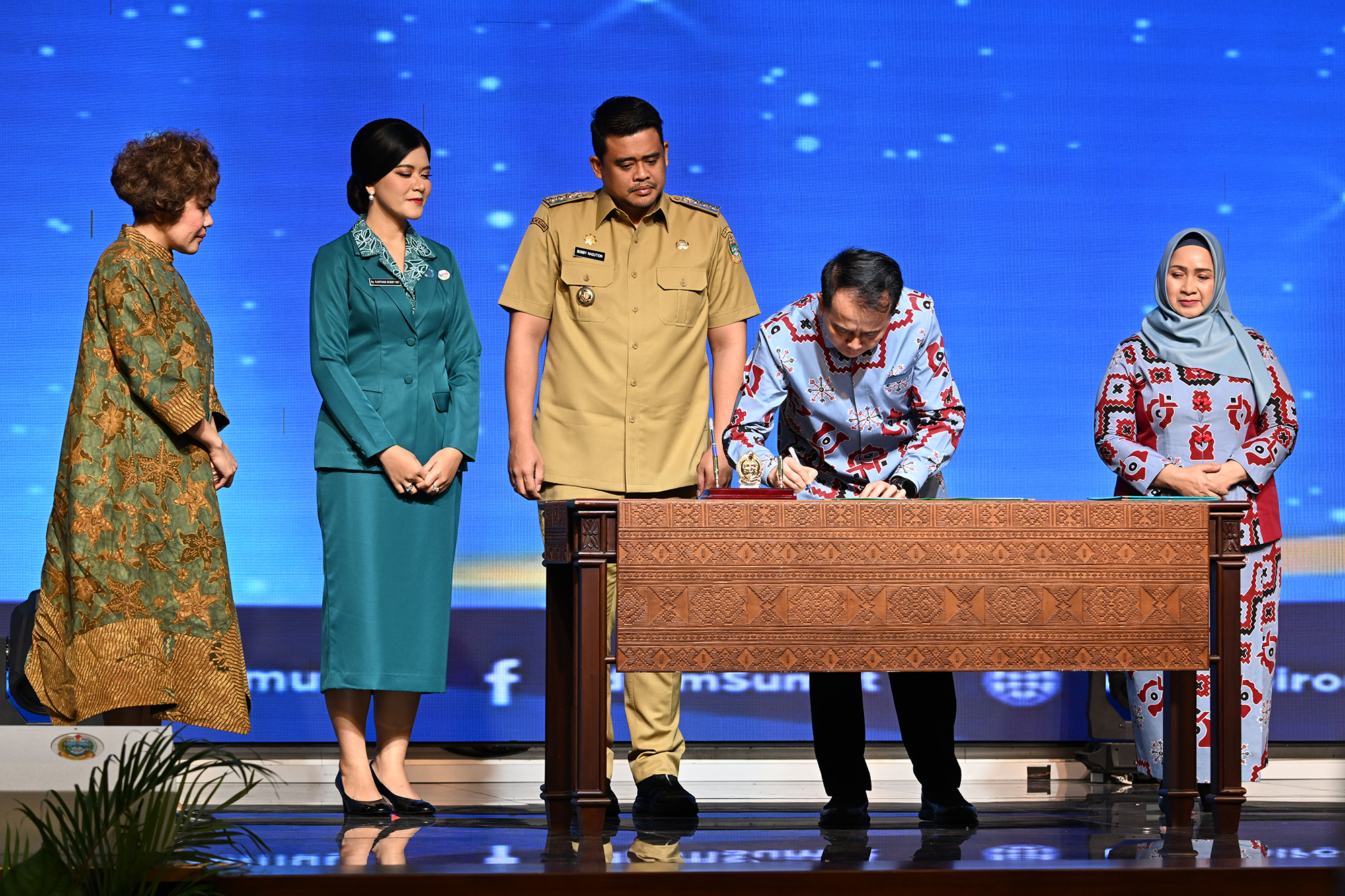 Gubernur Sumatera Utara (Sumut) Muhammad Bobby Afif Nasution bersama Ketua TP PKK Sumut Kahiyang Ayu didampingi Wakil Gubernur Surya, Pj Sekda Sumut Effendy Pohan, Pj Gubernur Sumut Agus Fatoni.